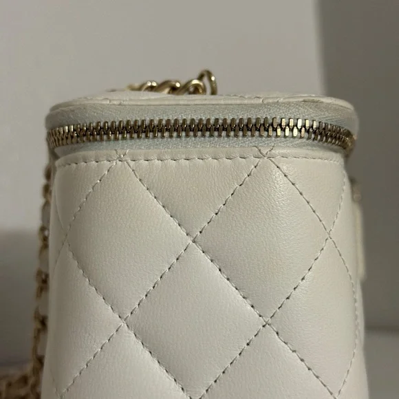 CHANEL Cream Quilted Leather Crossbody Vanity Bag with Gold Chain - Picture 7 of 16